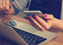 Main d'une femme tenant un téléphone